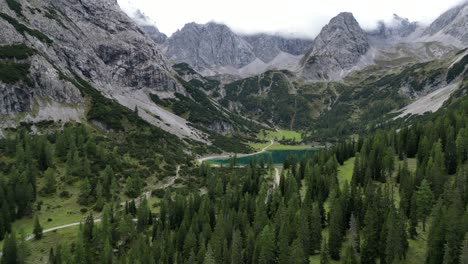 Filmische-Drohnenaufnahme-Von-Wäldern-Und-Bergen-In