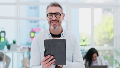 tablet, hombre de negocios y cara con startup web