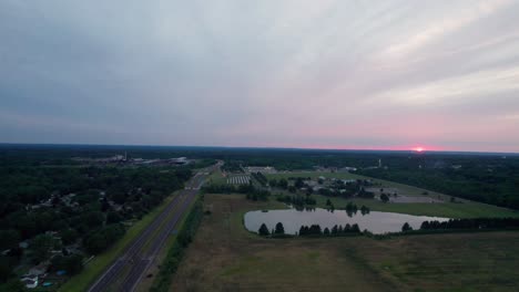 Drohnenansicht-Des-Wunderschönen-Sonnenuntergangs,-Der-Den-Himmel-Orange-Macht