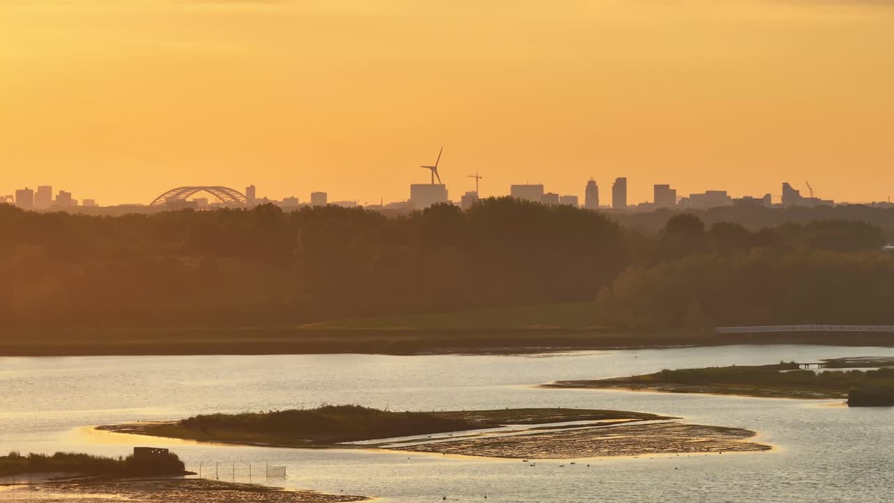 reserva natural iluminada por el cálido amanecer cerca de hendrik-ido-ambacht, países bajos
