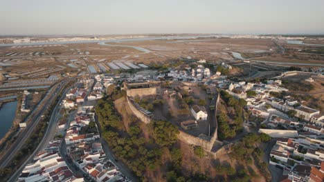 Luftdrohne,-Die-über-Die-Burg-Castelo-De-Castro-Marim,-Dorfsiedlungen-Und-Salinen-Fliegt