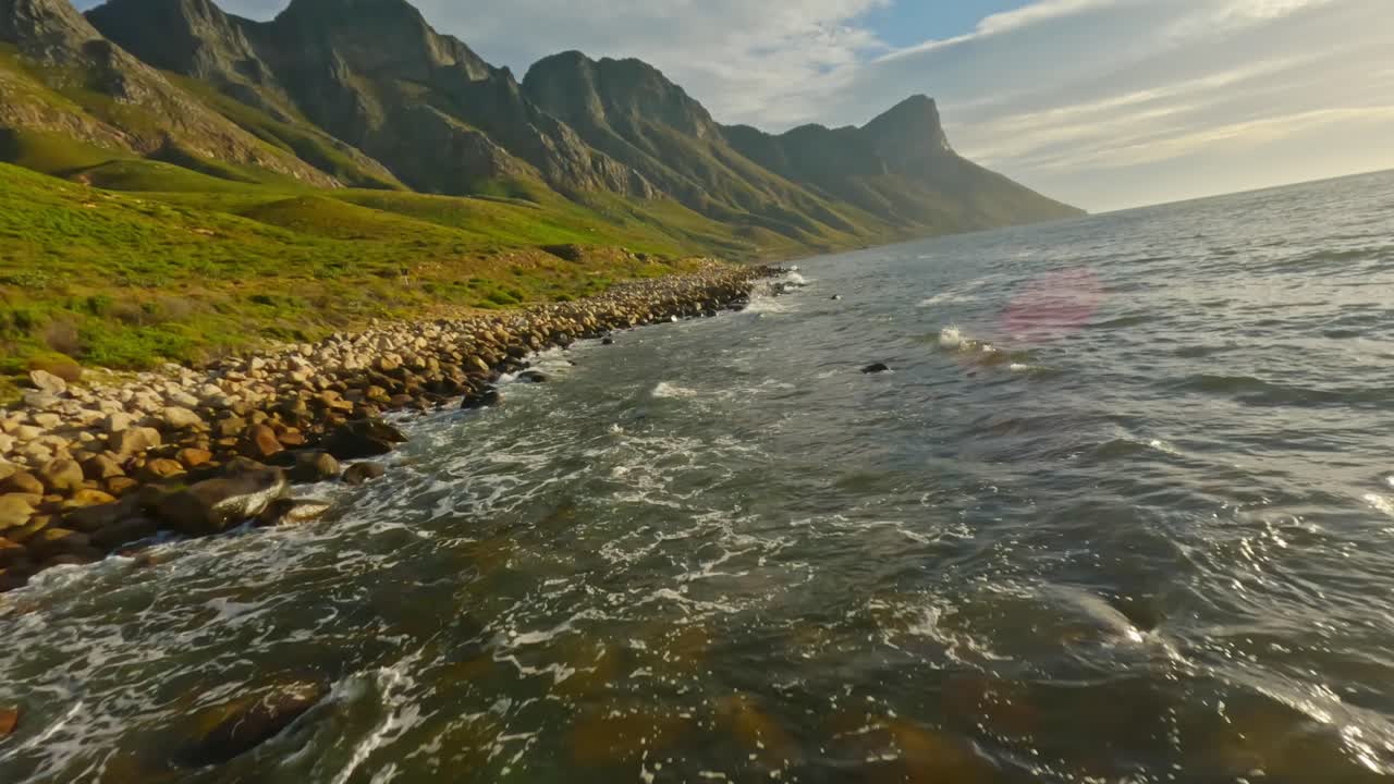 Plan rapproché par drone de vagues déferlantes se fondant dans le ciel