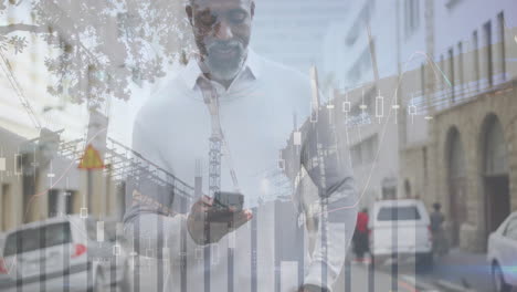 animación de procesamiento de datos financieros sobre hombre afroamericano con teléfono inteligente en movimiento