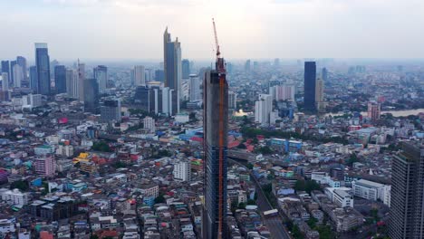 Hochhaus-Eigentumswohnungsturm-Im-Bau-In-Bang-Rak,-Bangkok,-Thailand