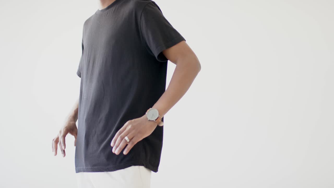 sección media de un hombre afroamericano vestido con una camiseta negra con espacio de copia en fondo blanco