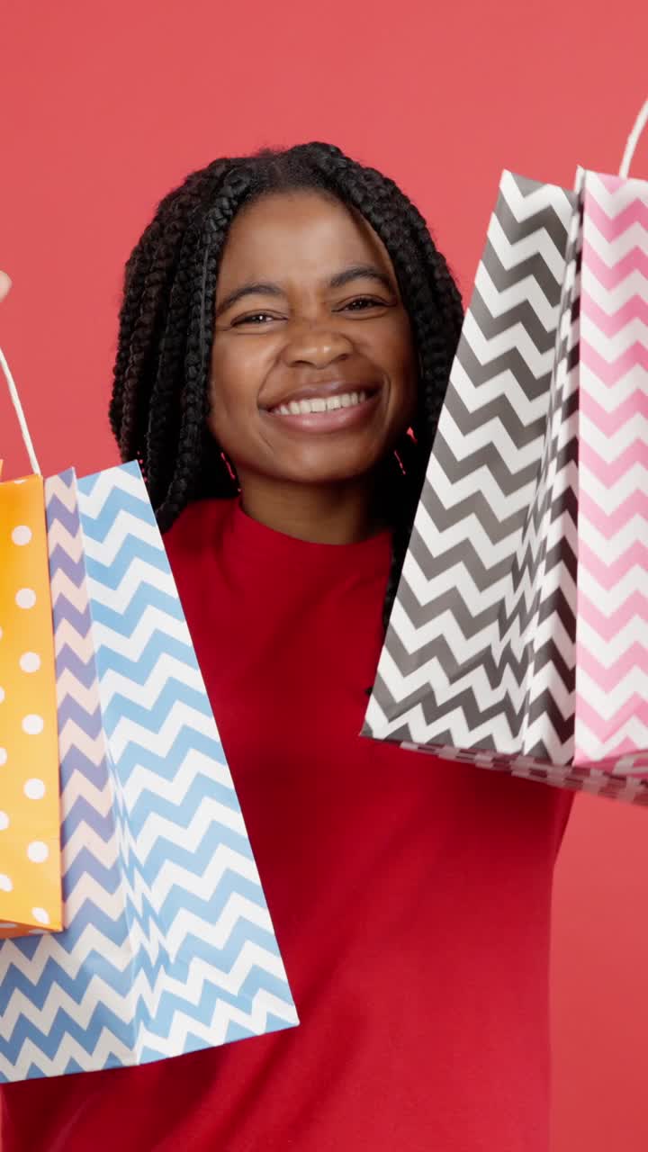 mujer con bolsas de compras