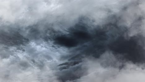 las nubes vuelan, las nubes se mueven de partes claras a partes oscuras con una tormenta de tormentas en ellas