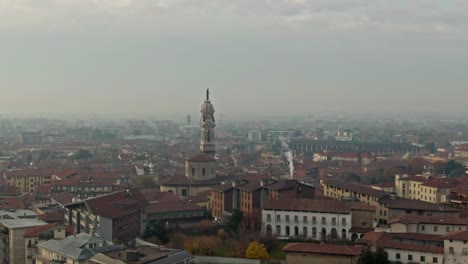 las imágenes aéreas en órbita revelan que la ciudad de bérgamo, italia, está envuelta en una misteriosa niebla de otoño.