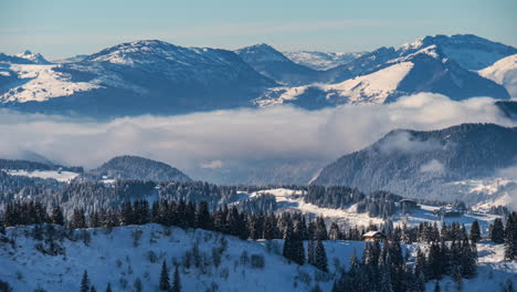 Lapso-De-Tiempo-De-Nubes-Bajas-Sobre-La-Pequeña-Cabaña-Y-El-Valle-De-Chatel,-Estación-De-Esquí-De-Avoriaz