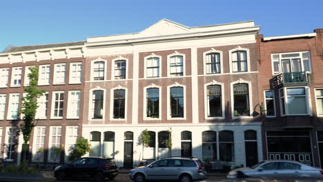 Typical-Facades-Of-Old-Houses-On-Turfmarkt-Canal-In-Gouda,-South-Holland,-Netherlands