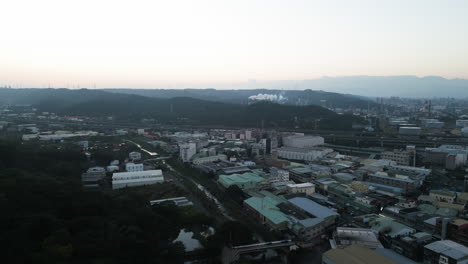 vista aérea del avión no tripulado, cielo nebuloso, distrito industrial de luzhu, taoyuan, taiwán