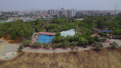 El-Complejo-Zoológico-Hai-Kef-En-El-Corazón-De-La-Ciudad-De-Rishon-Lezion-Junto-A-Una-Autopista.