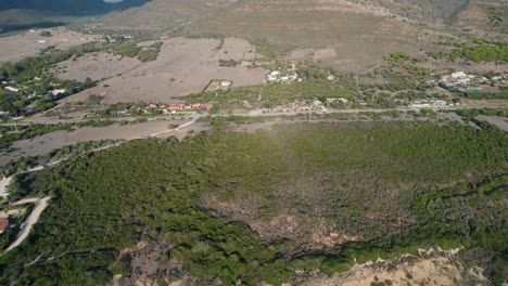 vista aérea de tarifa, españa y sus edificios rurales a lo largo de la costa