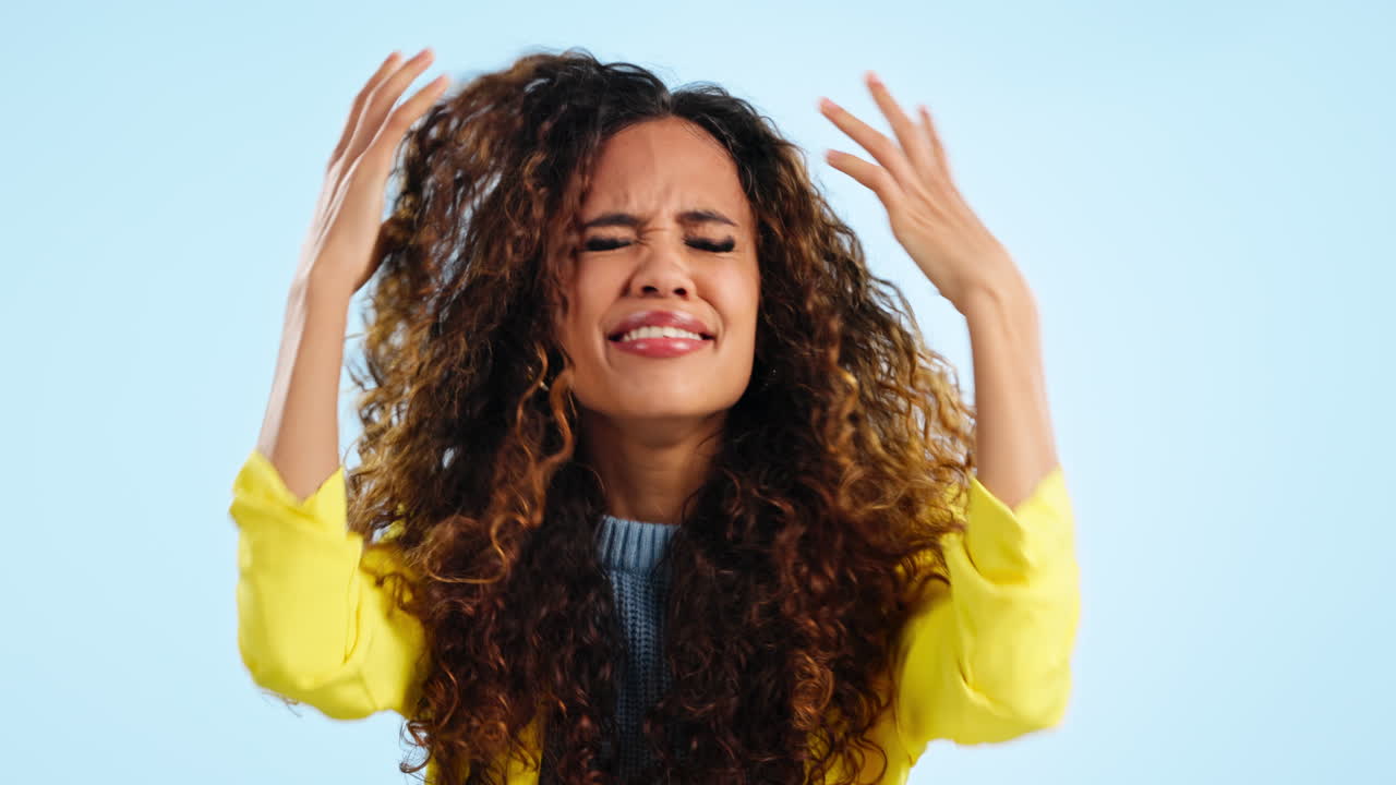 dolor de cabeza, agotamiento y mujer con estrés