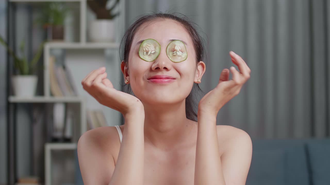 눈 에 호박 조각 이 있는 여자