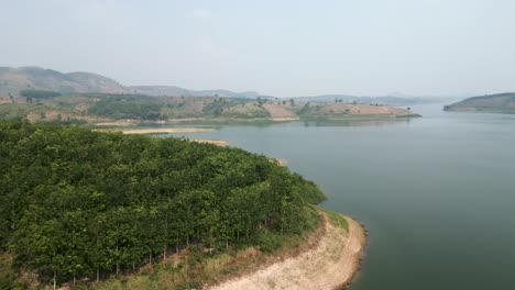 el paisaje sereno del lago de montaña