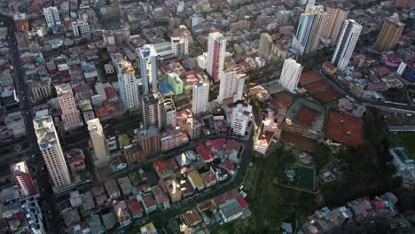 vista aérea del tráfico en el amplio bulevar de la ciudad capital de la paz, bolivia
