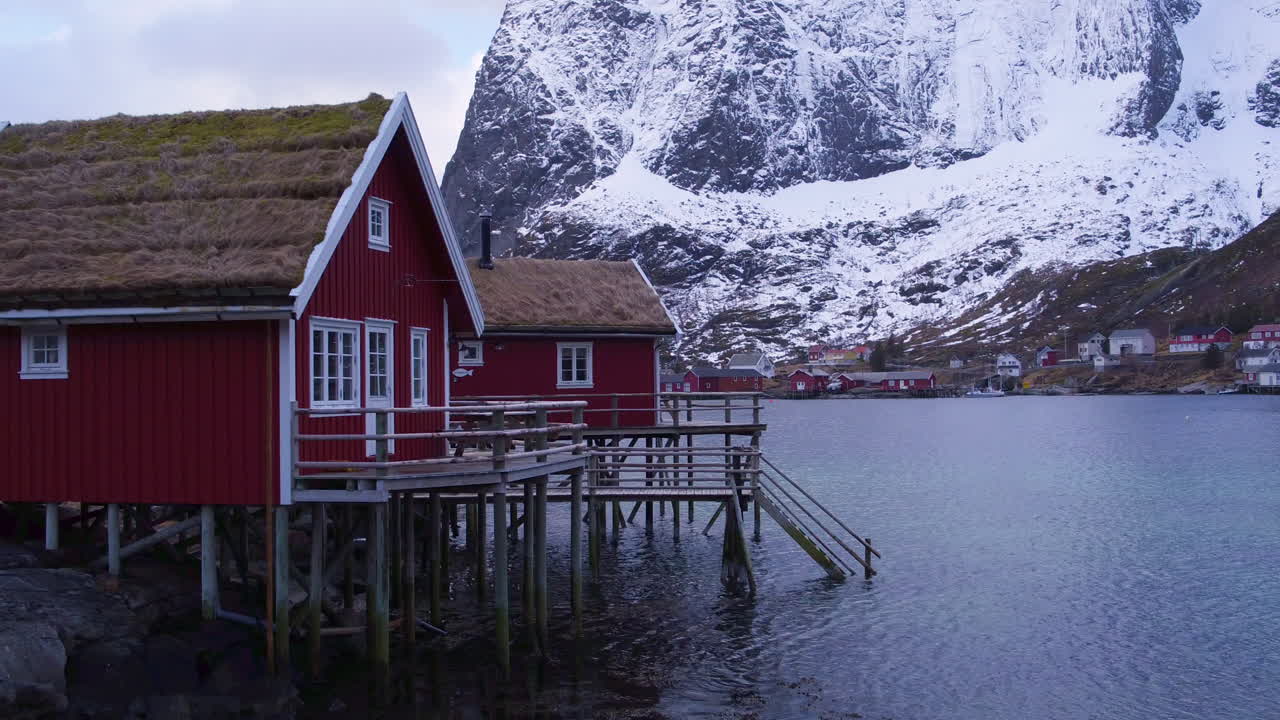 toma de seguimiento cinematográfica de casas en reine, lofoten en invierno