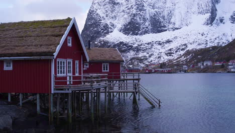 Filmische-Fahrt-über-Häuser-Auf-Den-Reinen-Lofoten-Im-Winter