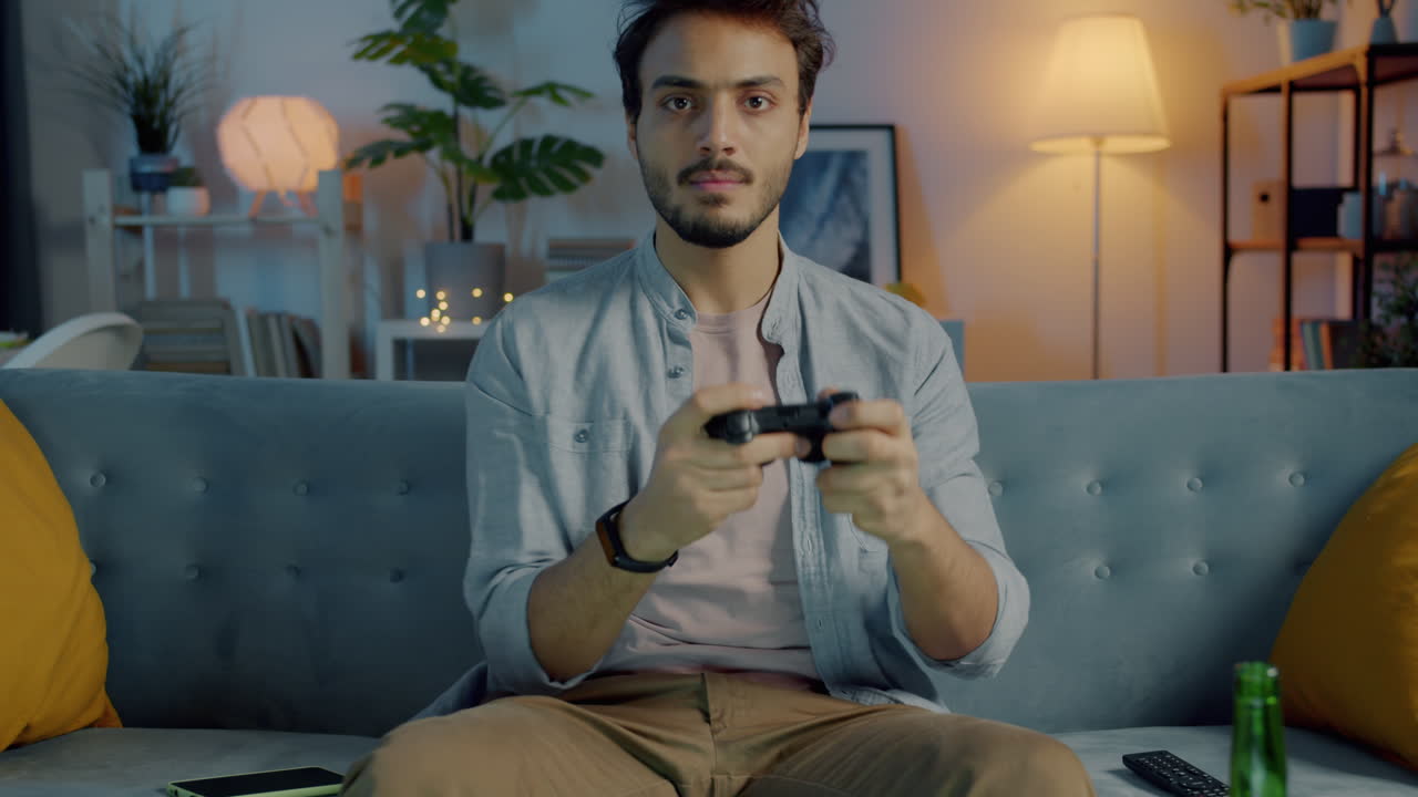 hombre jugando videojuegos en casa