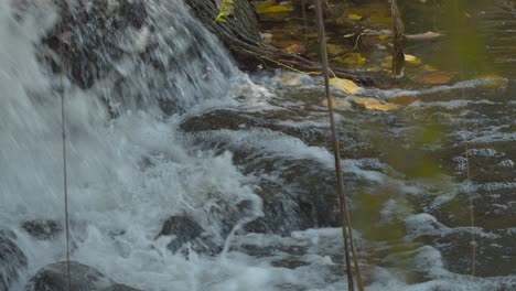 Sanfter-Wasserfall-Fließt-Und-Plätschert-In-Einen-Idyllischen-Teich---Konzept:-Friedlich,-Meditieren,-Fokussierter-Geist,-Beruhigend,-Harmonie,-Natur,-Gleichgewicht,-Meditieren