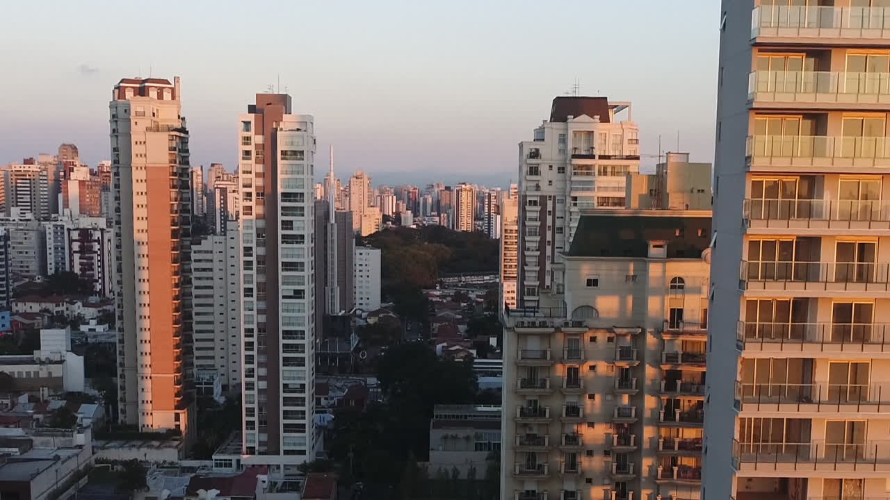 Vista aérea do centro de São Paulo, ao pôr do sol, Brasil