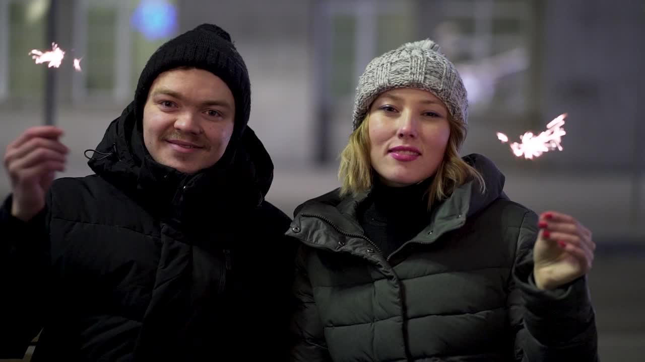 스파클러와 함께 야외에서 축하하는 커플