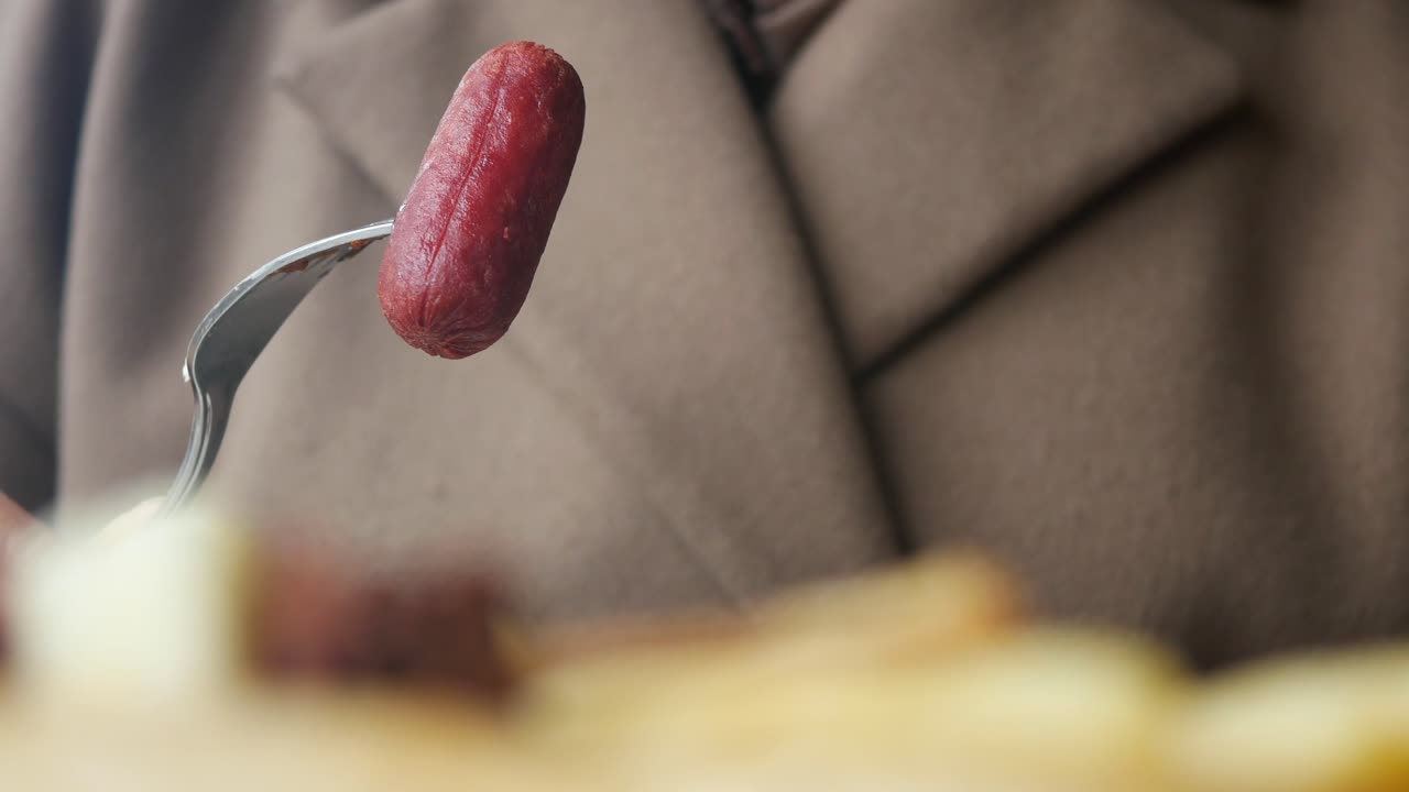 Detail mini klobásky na vidličce