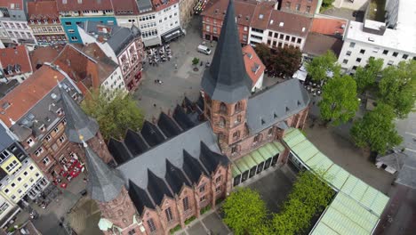 gotycki kościół stiftskirche w starym mieście kaiserslautern w niemczech