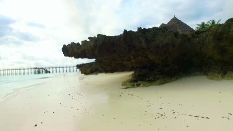 Bungalow-En-Una-Roca-Rodeada-De-Cocoteros-En-Una-Playa-De-Arena-Blanca-En-Zanzíbar