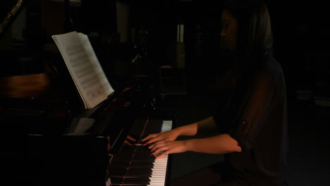 mujer tocando el piano