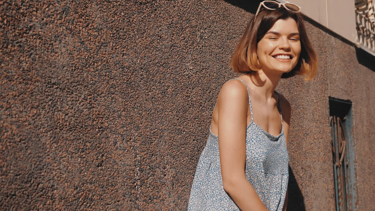 mujer joven posando al aire libre