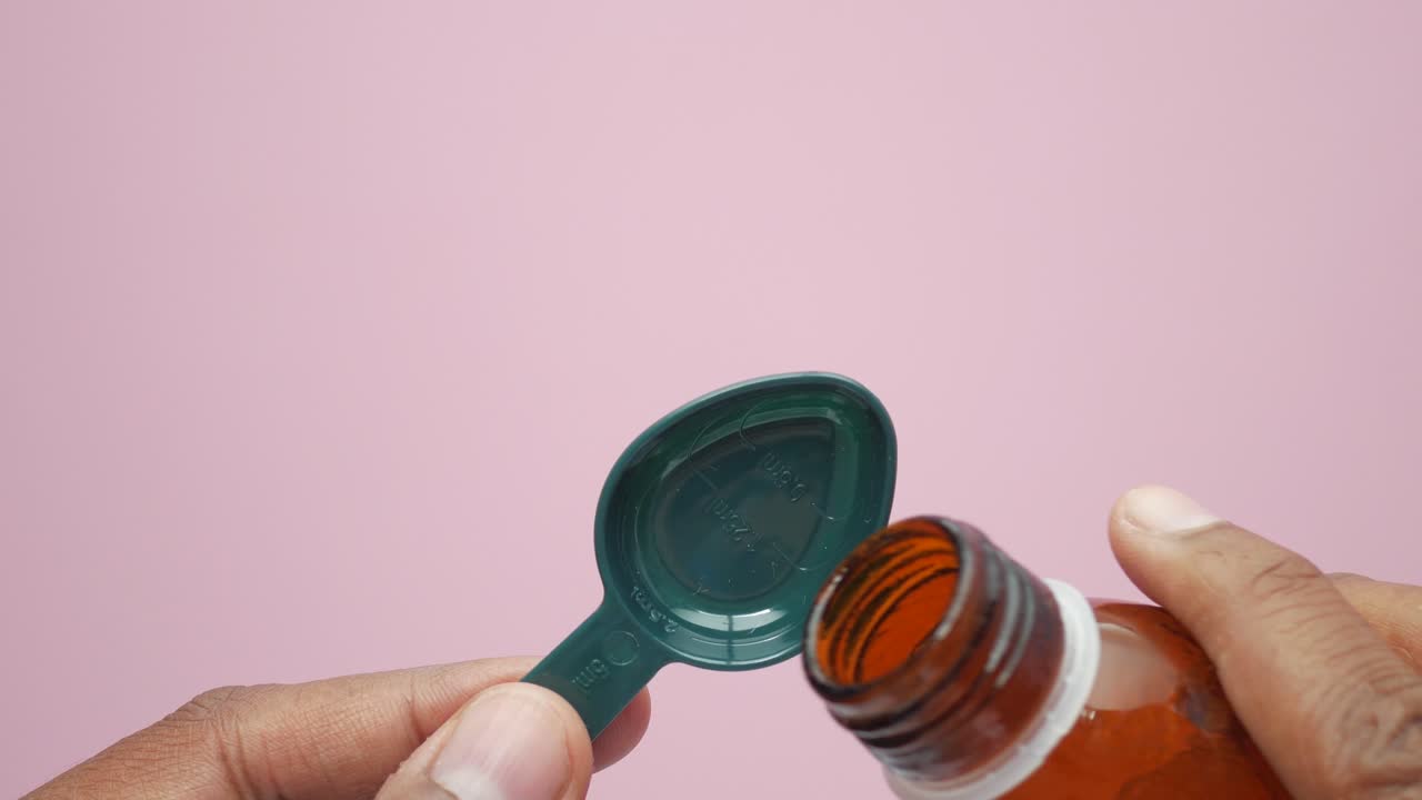 medir el medicamento líquido con una cuchara