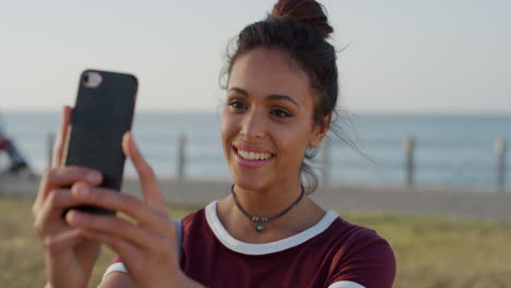 Porträt-Einer-Attraktiven-Jungen-Hispanischen-Touristin,-Die-Mit-Ihrem-Smartphone-Ein-Selfie-Foto-Macht-Und-Einen-Wunderschönen-Sonnigen-Urlaub-Am-Meer-Genießt-Und-Erfahrungen-Teilt