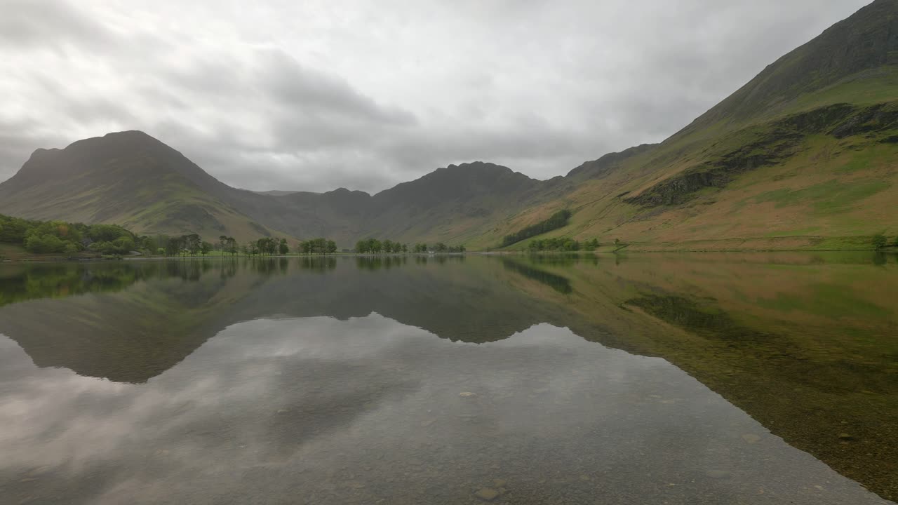 Buttermere på en stille morgen med Haystacks i det fjerne, Lake District, Storbritannien.