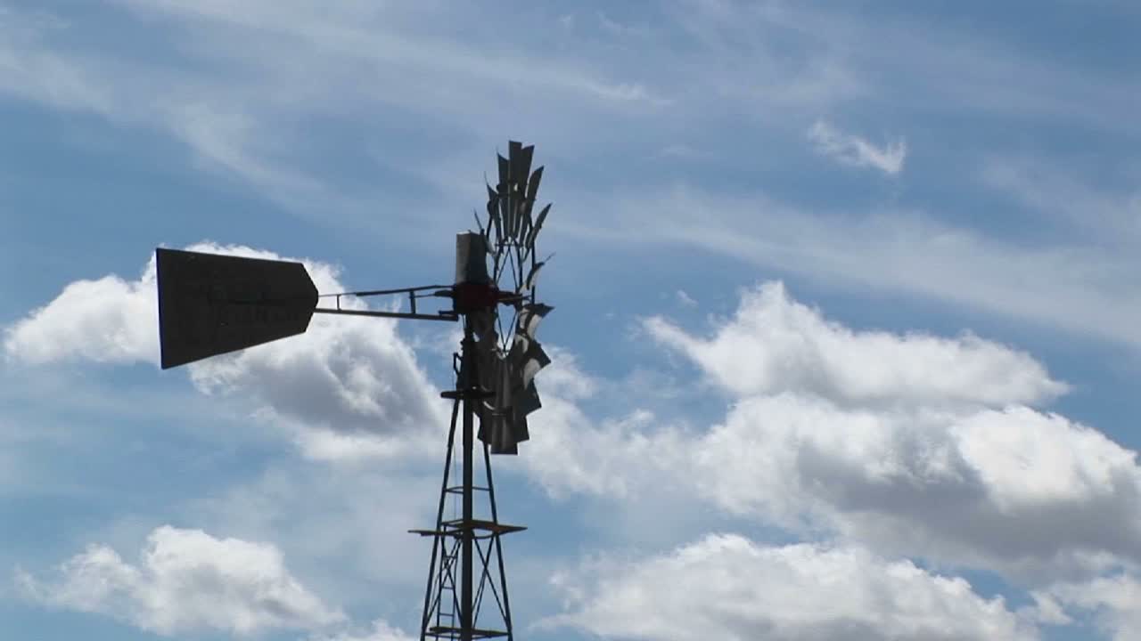 plano medio de un molino de viento girando en el viento