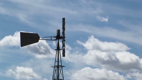 Tiro-Medio-De-Un-Molino-De-Viento-Girando-En-El-Viento