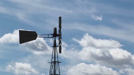 plano medio de un molino de viento girando en el viento