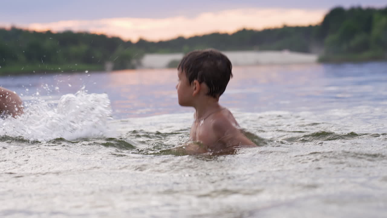 padre e hijos jugando en la playa