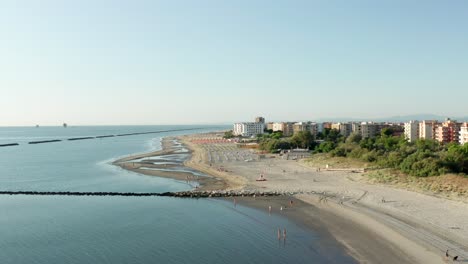 Luftaufnahme-Des-Sandstrandes-Mit-Sonnenschirmen,-Typisches-Adriatisches-Ufer