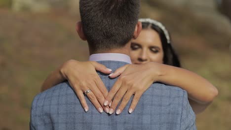 Novio-Con-Novia-En-El-Parque.-Pareja-De-Boda.-Familia-Feliz-Enamorada