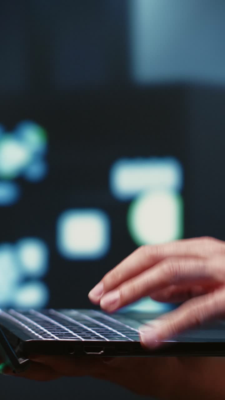 Vídeo vertical: desenvolvedor monitora a segurança de um conjunto de servidores