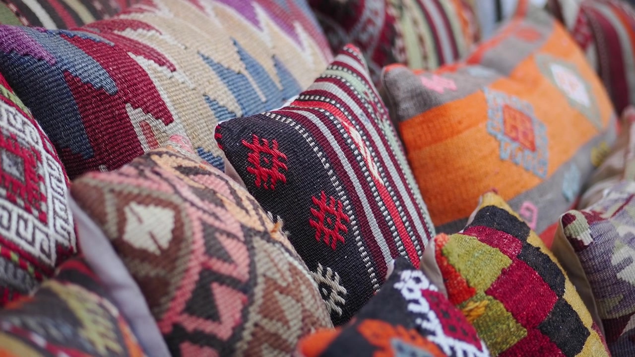 Collezione di cuscini decorativi colorati con motivi tradizionali Kilim.