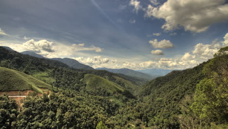 Lapso-De-Tiempo-Del-Paso-De-La-Montaña-Del-Valle-De-La-Selva-Con-Nubes-Y-Sombras