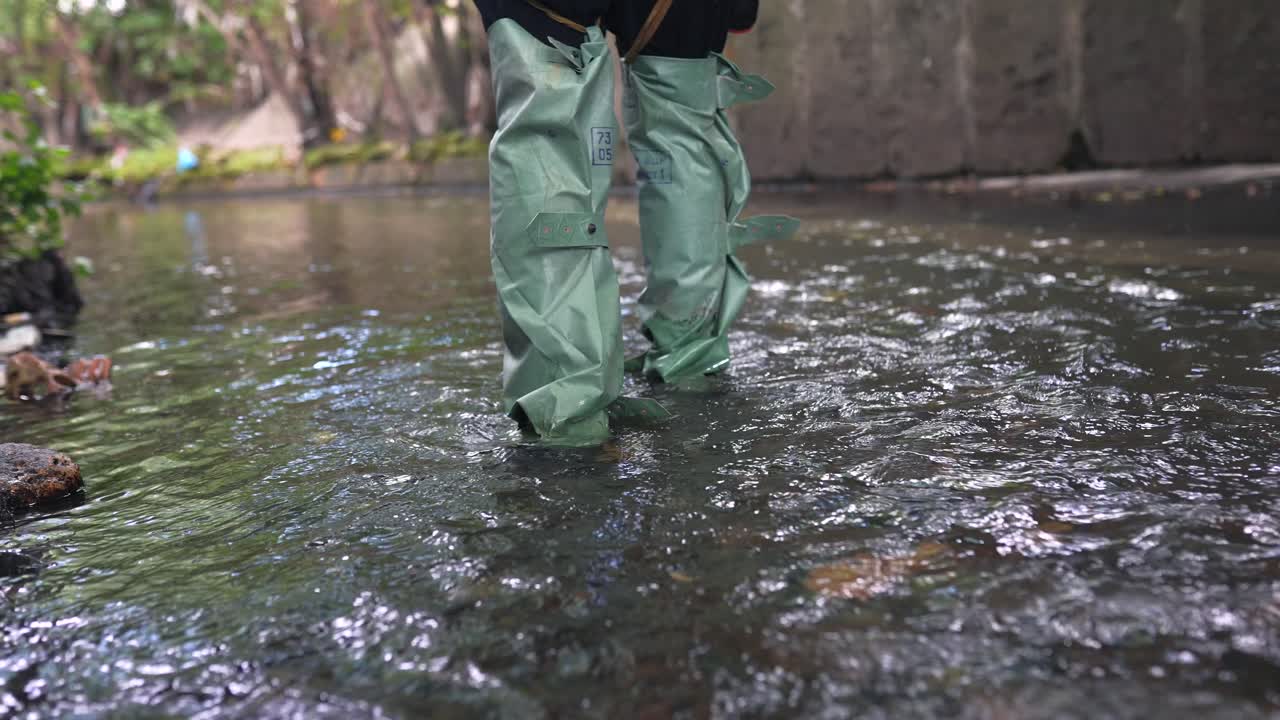 하천 을 고 있는 사람