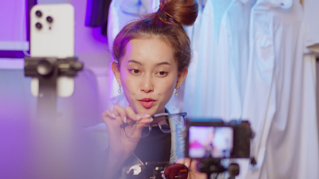 un influencer de belleza muestra un tutorial de maquillaje en vivo que involucra a los espectadores con consejos y técnicas.