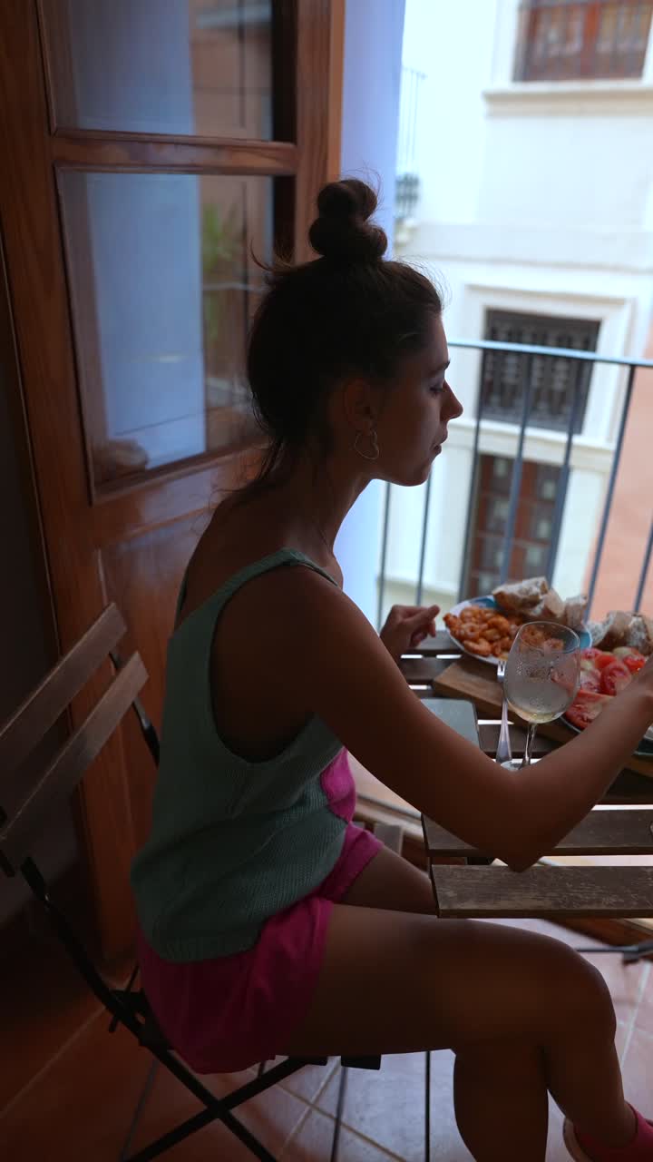 Mulher desfrutando de uma refeição na varanda