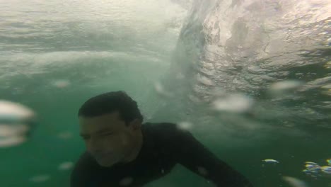 selfie de un hombre en forma bajo el agua con una ola media pasando, sintra 2022