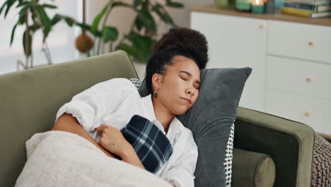 mujer durmiendo en el sofá con almohadilla de calefacción