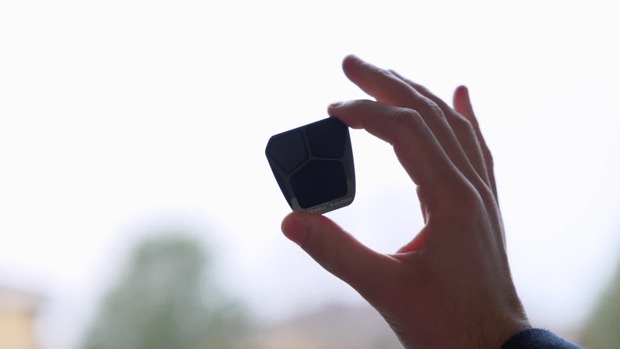 드론, 필수적인 항공 사진 및 비디오 장비에 대한 필터를 손으로 보여줍니다.